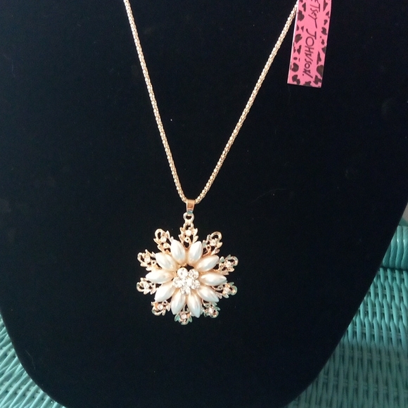 Pearl Rhinestone Necklace - Picture 2 of 4